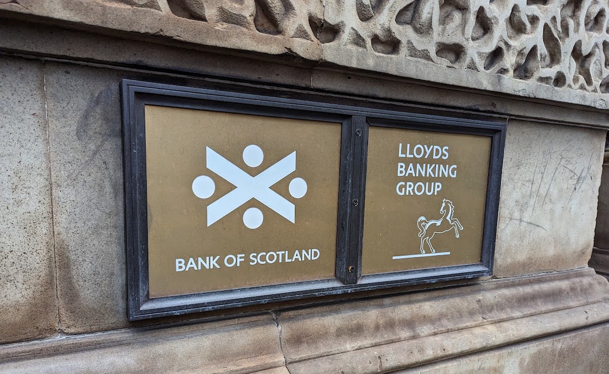 Lloyds announces £1.7bn share buyback as profits slump 20%