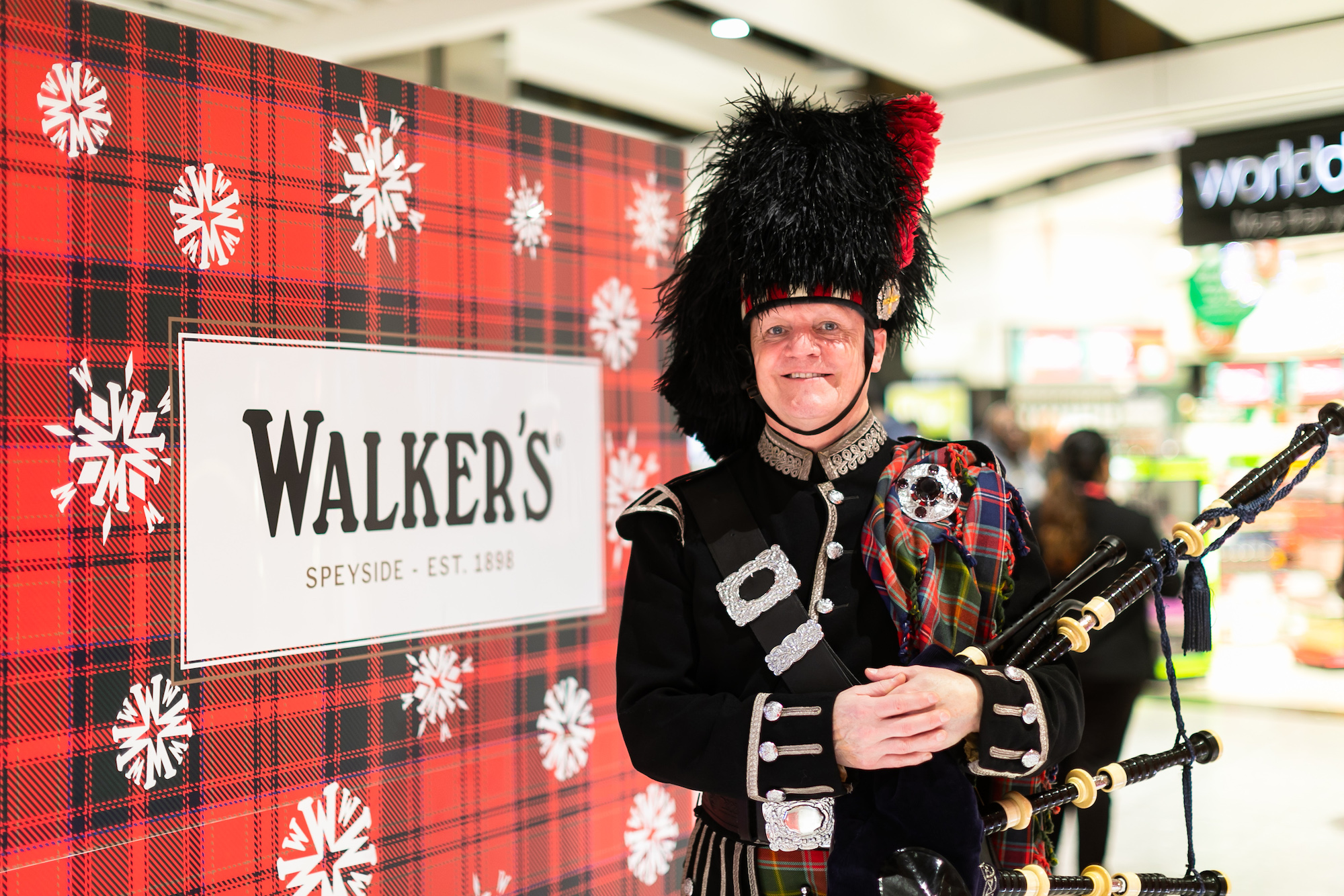 Walker’s Shortbread delights Heathrow travellers with Scottish christmas cheer